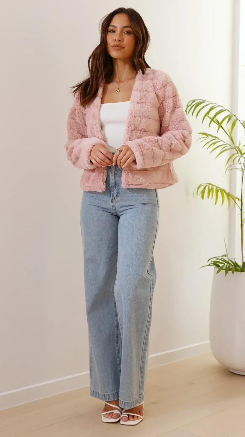 Kurze Damen-Übergangsjacke aus Kunstfell mit offenem Kragen