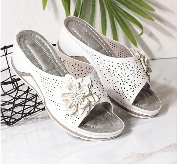 Pieterse – Orthopädische Keilabsatzsandalen Mit Blumenausschnitt