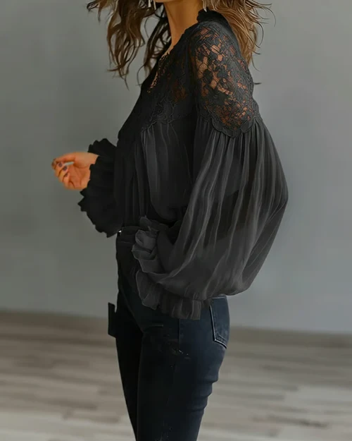 Katija – Bluse mit Blumen-Spitze und Glockenärmeln