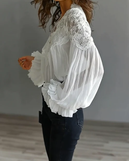 Katija – Bluse mit Blumen-Spitze und Glockenärmeln