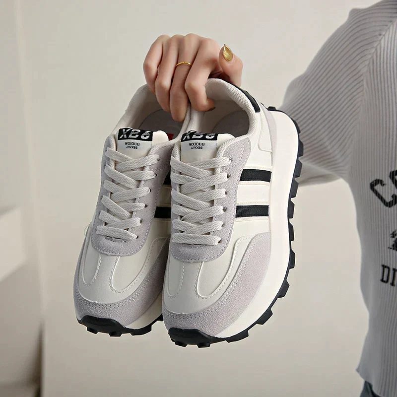 Flache Schnürsneaker für Damen mit Fußgewölbestütze