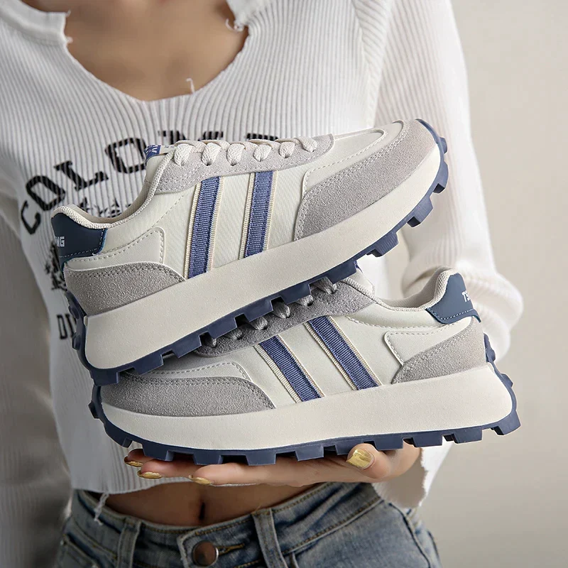 Flache Schnürsneaker für Damen mit Fußgewölbestütze