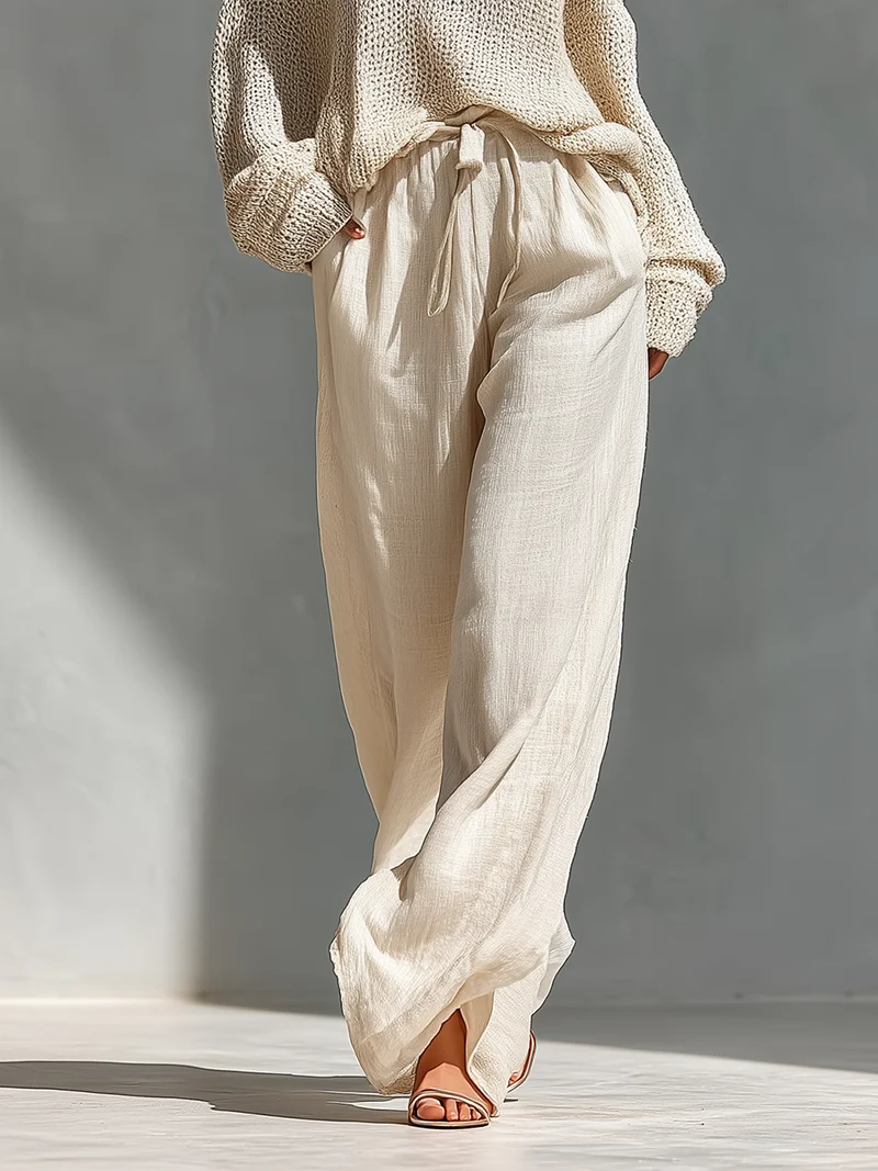 Set aus einem gestrickten Damen-Rollkragenpullover mit Cold-Shoulder-Ausschnitt und einer Hose mit weitem Bein