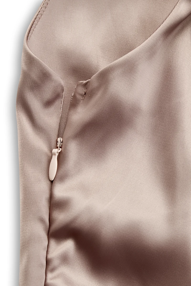 Champagnerfarbenes Ein-Schulter-Abendkleid aus Satin für Damen