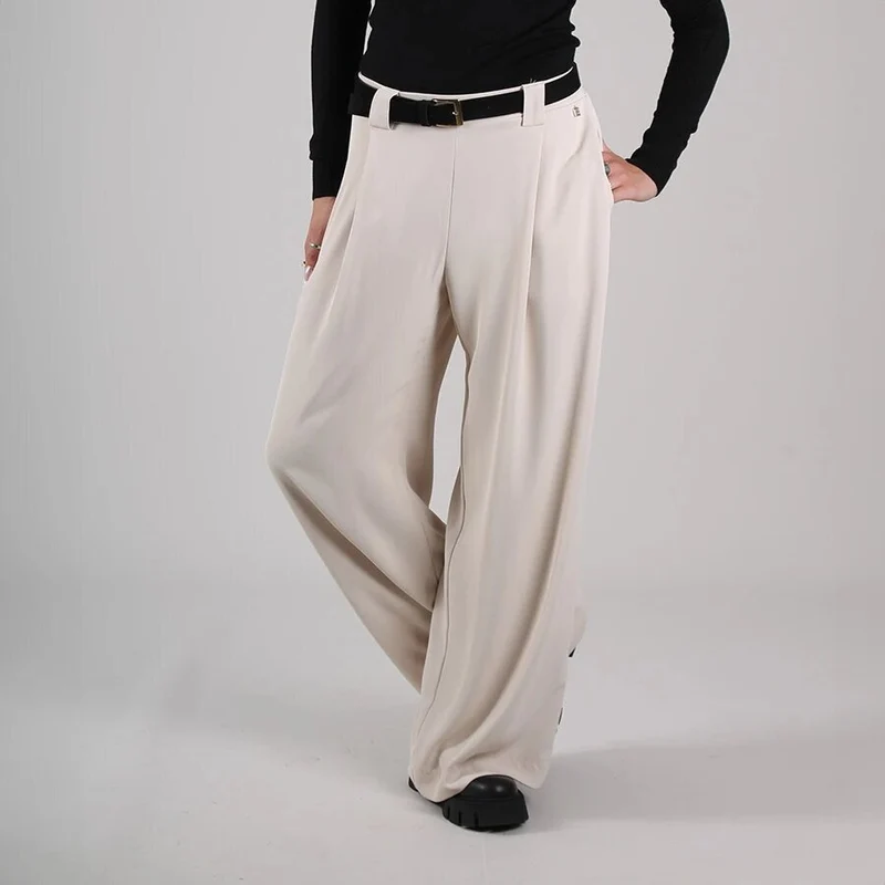 Damenhose mit weitem Bein und hoher Taille