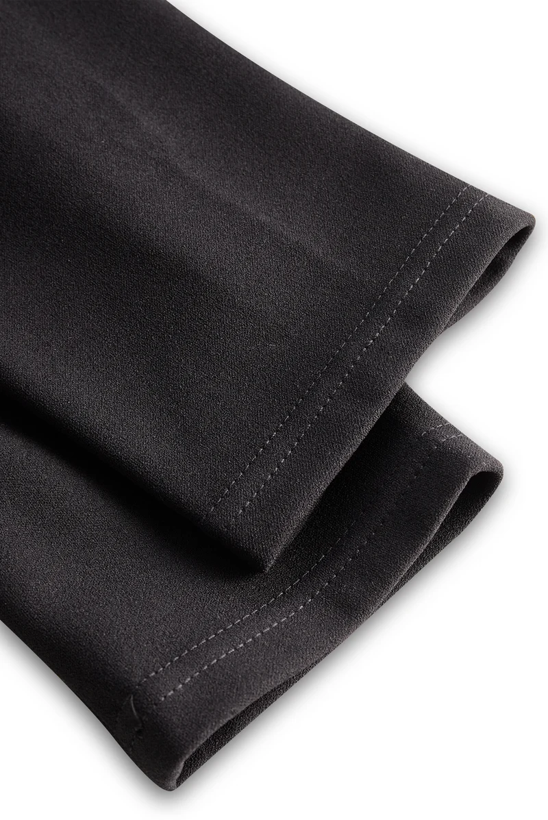 Schwarzes Etuikleid mit Gürtel für Damen | Stehkragen