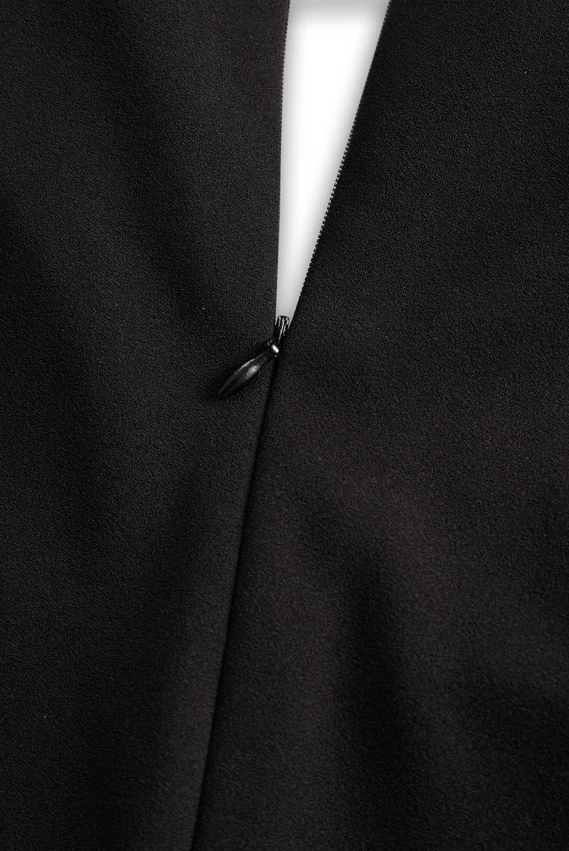 Schwarzes Etuikleid mit Gürtel für Damen | Stehkragen