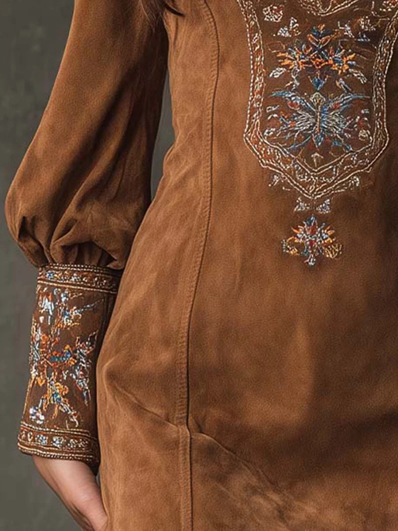 Damen-Minikleid aus Wildleder mit V-Ausschnitt und Stickerei