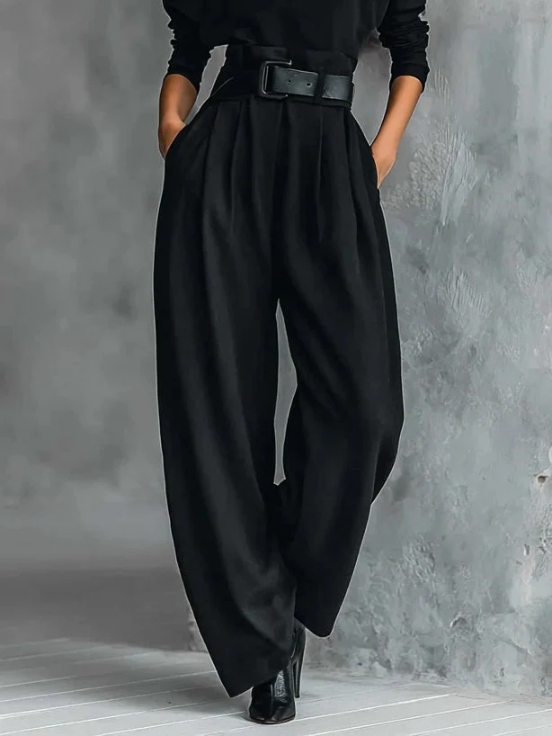 Damen-Zweiteiler: Rollkragenpullover, Hose, Gürtel