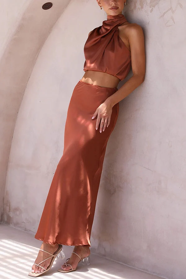 Damen-Set mit Maxirock aus Satin und hochgeschlossenem Oberteil